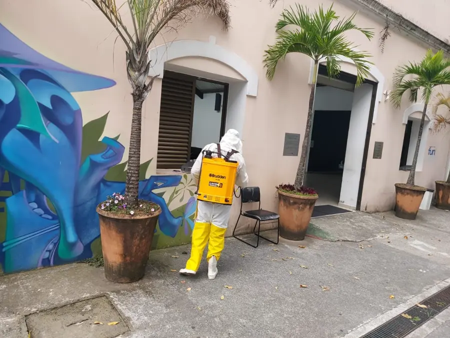 Técnico da Insetivan aplicando controle de pragas na área externa de uma empresa