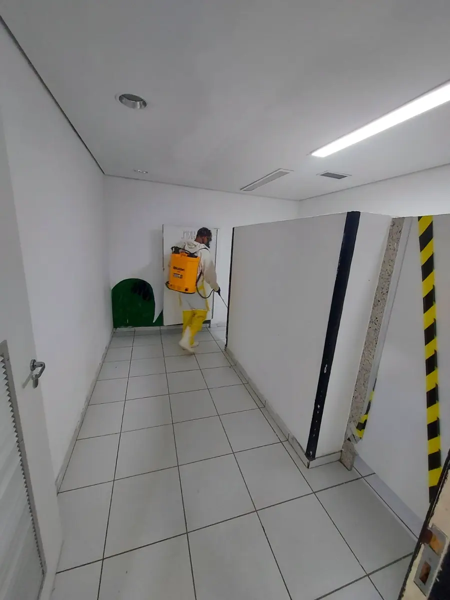 Técnico da Insetivan realizando dedetização em sanitário comercial